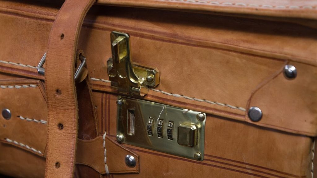 How to set lock on delsey luggage